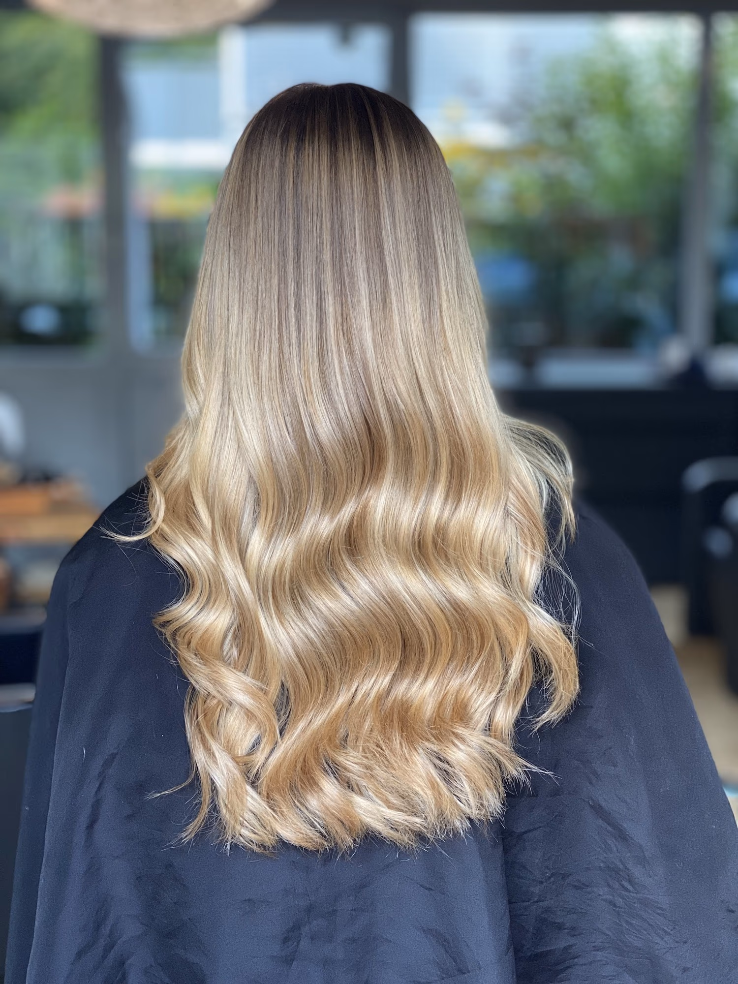 Aschblonde Balayage mit Wellen bei Haar Exakt Augsburg