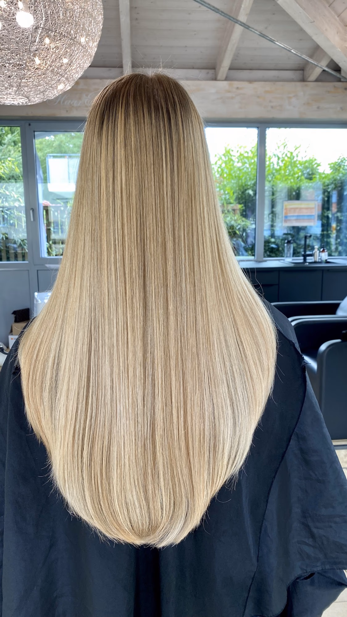 Balayage in Blond mit weichen Wellen, Rückansicht