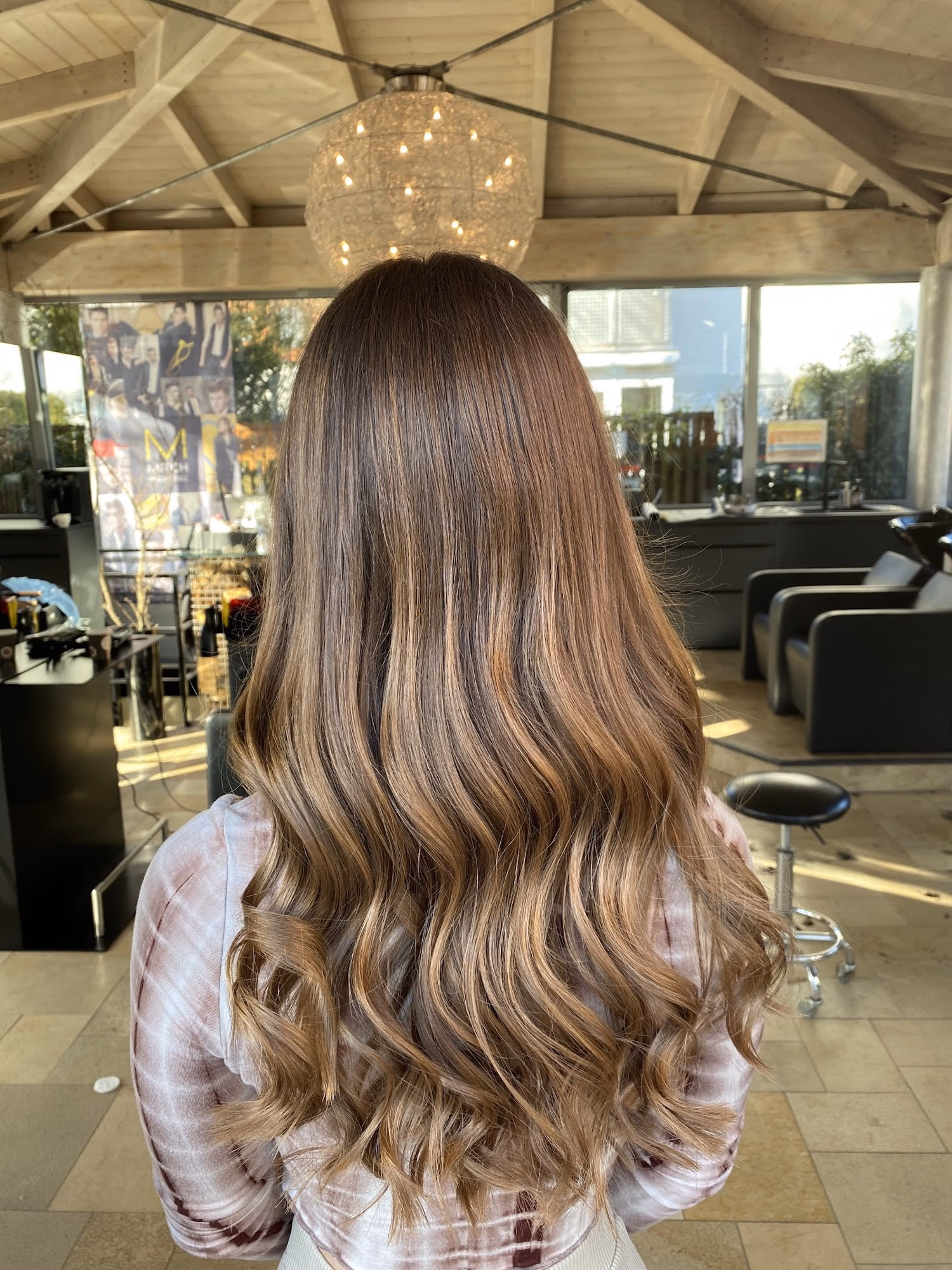 Karamell-Balayage im Salon, Rückansicht, Haar Exakt Augsburg