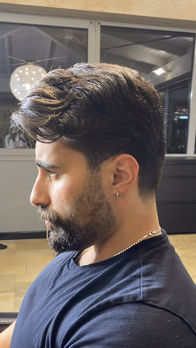 Mann im Profil mit gepflegtem Bart und frischem Schnitt